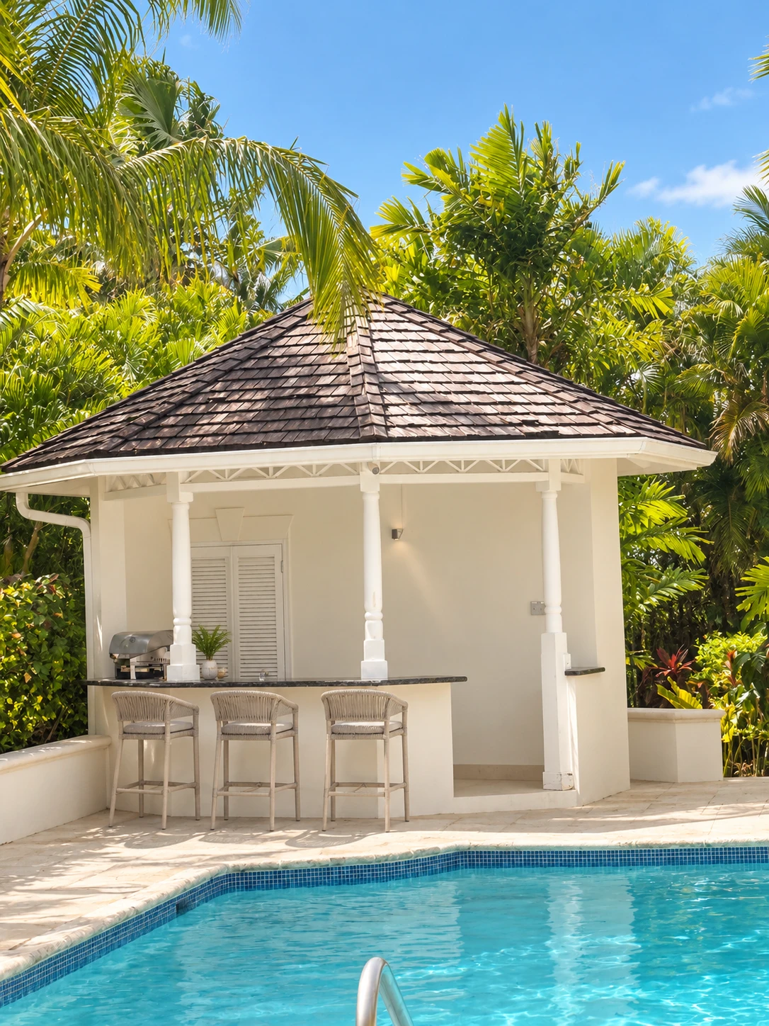 Outdoor wet bar at Carlton Ridge
